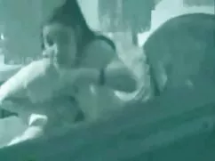 若い女の子の前で肛門性を経験する 女性  ...