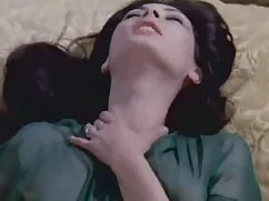 雛は低キー、タイバック、皮肉な彼女です  ...