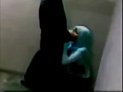 成熟した母親は、シャワーで彼女の息子とセ ...