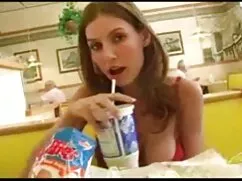 熟女はプールで彼のお尻をファックするつも ...