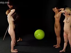 より強い勃起を持つ若いロシアの女性。 ア ...