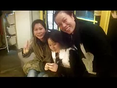 女の子は男ながらスカートを着ています 無 ...