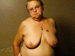巨乳の母親は台所でガスの息子を性交する  ...