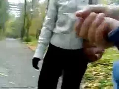親は刺激的なPecker女の子でベッド、 ...