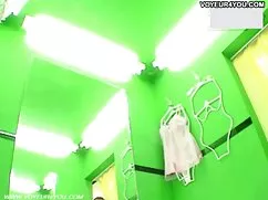男は彼のガールフレンドに雄鶏を与える 女 ...