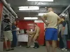 私の継母の大人の脅迫の義理の息子は彼女に ...