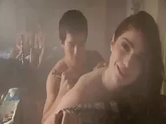 子供はlで彼の薄い友人を終えました。 女 ...