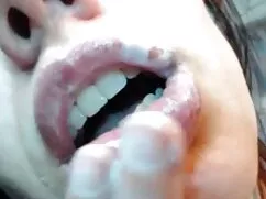 縛られた裸の女性のたわごとすべての穴は雄 ...