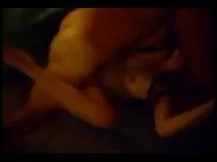 脂肪のおばあちゃんの吸い込みガレージによ ...