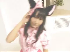 彼は大きな黒いコックに乗っています 女の ...