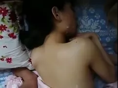 ティーンエイジャーの女の子は彼女の手のひ ...