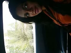 学生は彼の新しい隣人の家に彼のガールフレ ...