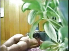 彼は彼女に女の子に昇給を与えている。 ア ...
