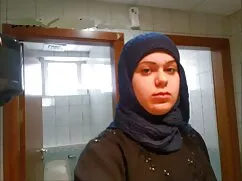 スポーツロシアは、首の後ろに長い足を投げ ...