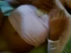 路上でロシアの女の子にいたずらをしている ...