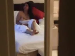 甘い顔の美しさ、妹、ベッドの上のカニ 女 ...